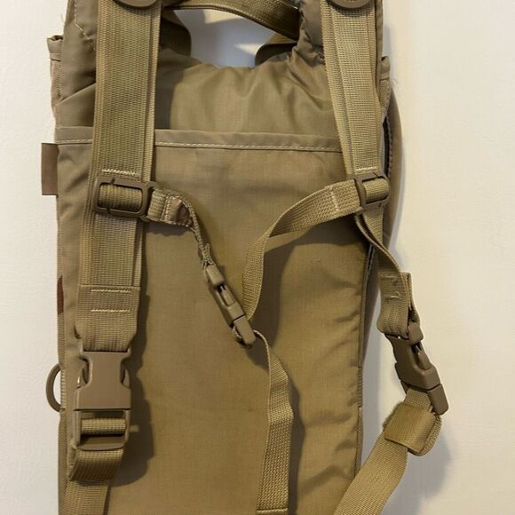 CamelBak Maximum Gear Tactical Backpack Desert Camo Hydration Pack Missing bite - Picture 7 of 8